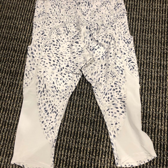 Athleta Pants - Athleta below knee legging, with all the pockets!